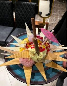 Star ice cream sundae